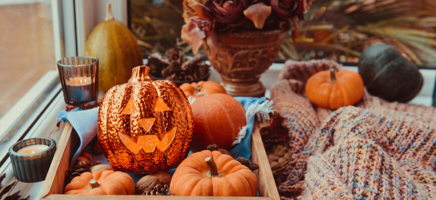 Halloween,Cozy,Mood,Composition,On,The,Windowsill.,Lighting,Jack-o-lantern,,Decorative